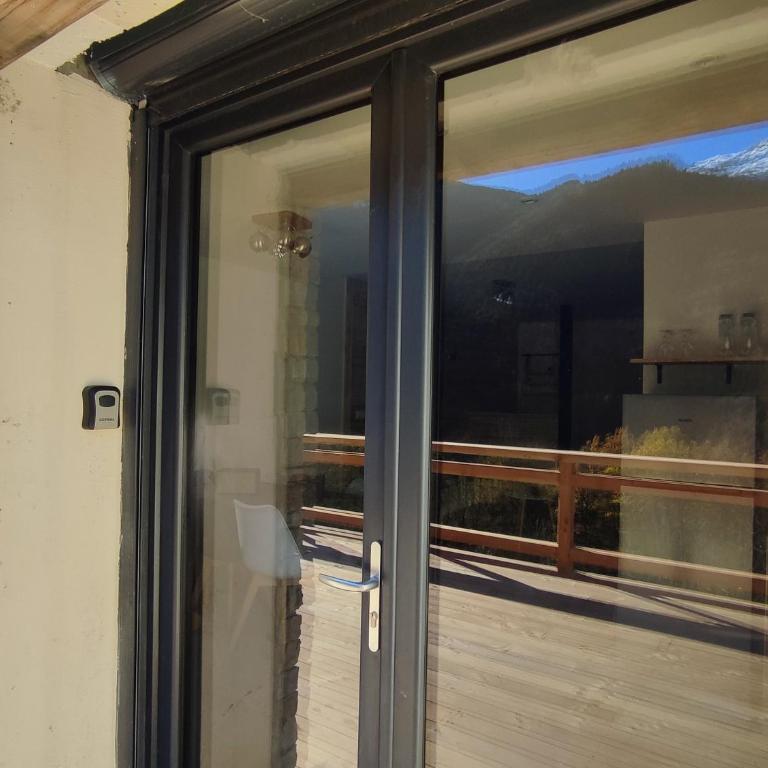 Le Bois Cosy appartement 4 étoiles 6 personnes, ACCES SKI ALPE D'HUEZ GRAND DOMAINE A 3 K M - Appartement 2 Chambres - Vue sur Lac - 29