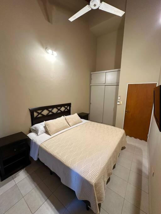 Amplio Departamento Céntrico - Two-Bedroom Apartment - 10