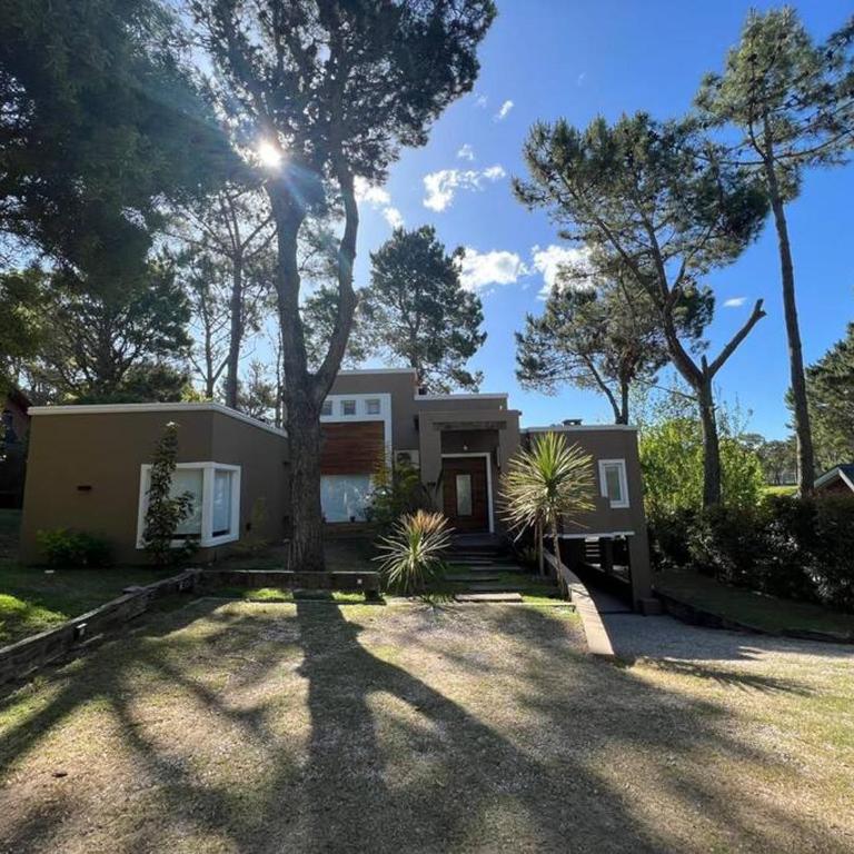 Carilo para 10, frente al golf con Pileta Climatizada! - Casa de 4 dormitorios - 1