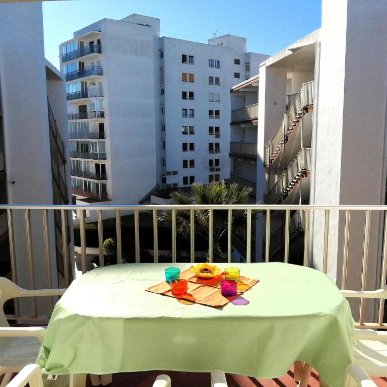 Apartamento en Roses, 2ª línea de playa, con terraza, WIFI y parking comunitario - ES-258-31 - Apartment - 1
