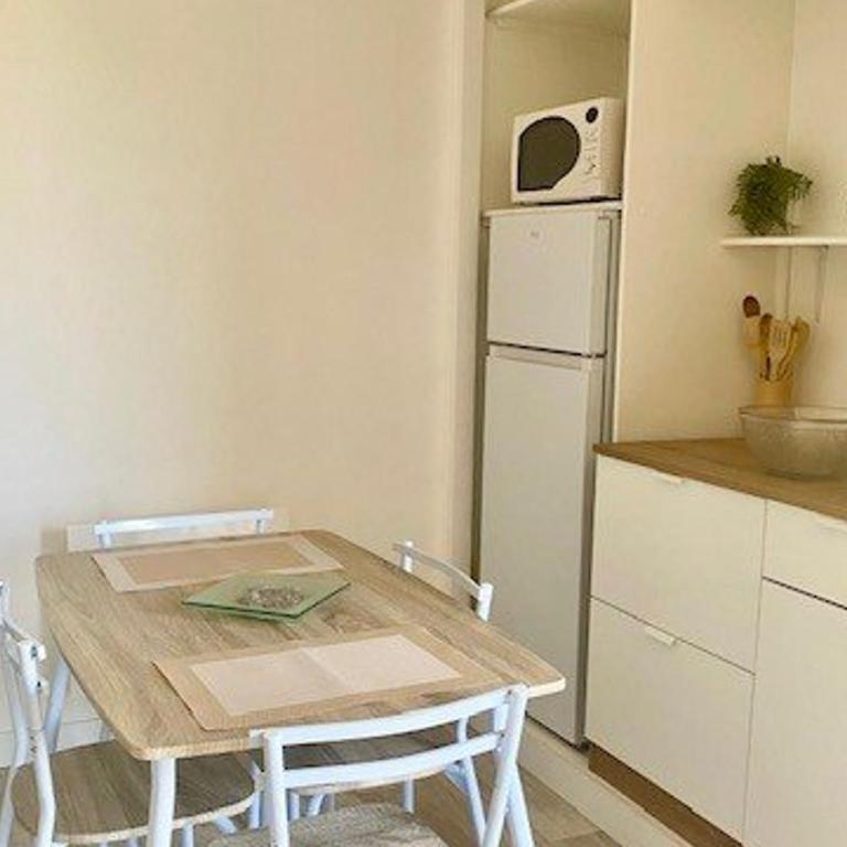 Studio confortable avec balcon, WIFI, proche cures - Estudio - 4