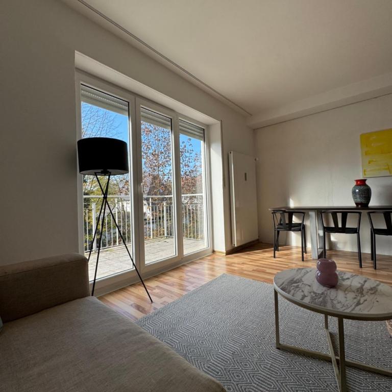 Quiet Family Apartment - 10 min to Center & Oktoberfest - Free Parking - Balcony - near Nymphenburg Palace & Botanical garden - Apartment mit 3 Schlafzimmern - 2