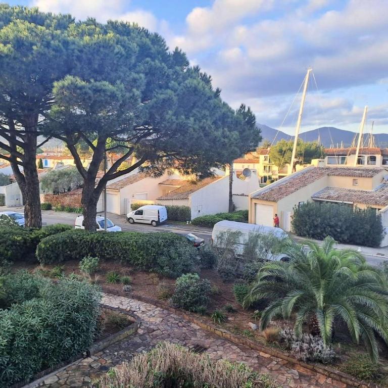 Marcogdu- Proche de Saint-Tropez Appartement pour 4 personnes avec vue sur la marina - Apartment with Sea View - 4