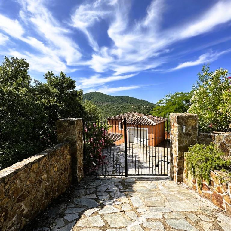 Villa CORAIL privée et climatisée pour 10 personnes avec piscine et superbe vue mer et collines à La Londe-les-Maures - Maison 5 Chambres - 12
