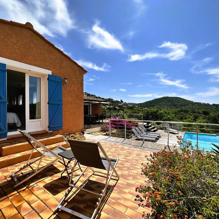 Villa CORAIL privée et climatisée pour 10 personnes avec piscine et superbe vue mer et collines à La Londe-les-Maures - Maison 5 Chambres - 7