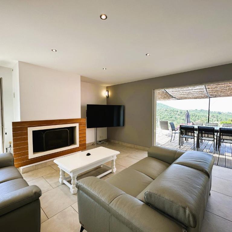 Villa CORAIL privée et climatisée pour 10 personnes avec piscine et superbe vue mer et collines à La Londe-les-Maures - Maison 5 Chambres - 13