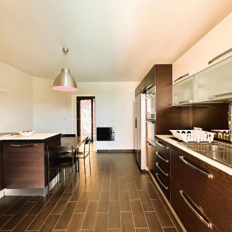 Villa CORAIL privée et climatisée pour 10 personnes avec piscine et superbe vue mer et collines à La Londe-les-Maures - Maison 5 Chambres - 16