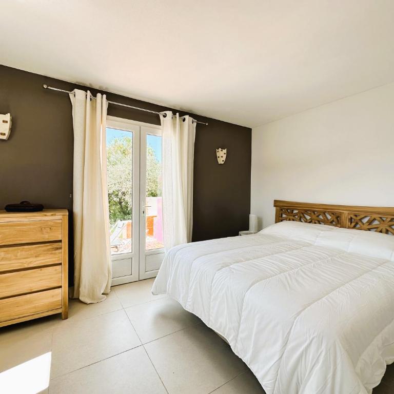 Villa CORAIL privée et climatisée pour 10 personnes avec piscine et superbe vue mer et collines à La Londe-les-Maures - Maison 5 Chambres - 17
