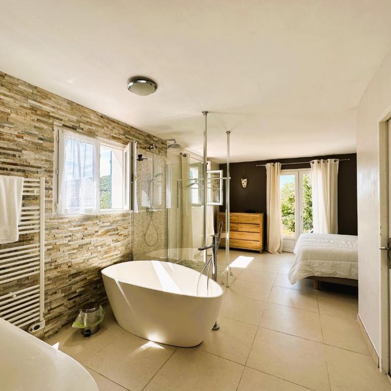 Villa CORAIL privée et climatisée pour 10 personnes avec piscine et superbe vue mer et collines à La Londe-les-Maures - Maison 5 Chambres - 19