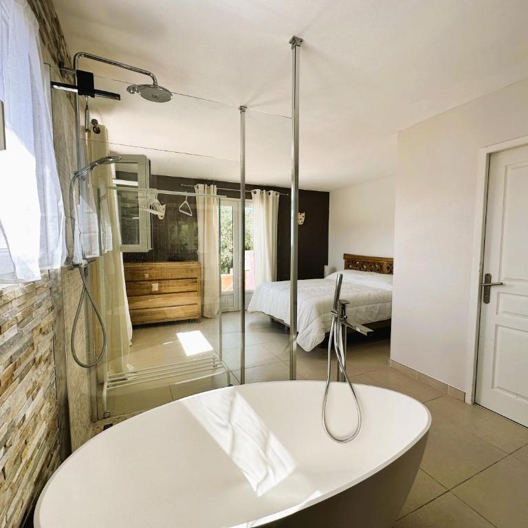 Villa CORAIL privée et climatisée pour 10 personnes avec piscine et superbe vue mer et collines à La Londe-les-Maures - Maison 5 Chambres - 18