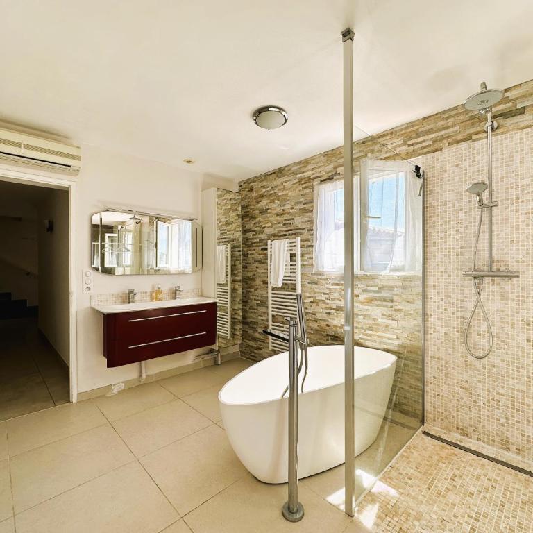 Villa CORAIL privée et climatisée pour 10 personnes avec piscine et superbe vue mer et collines à La Londe-les-Maures - Maison 5 Chambres - 20