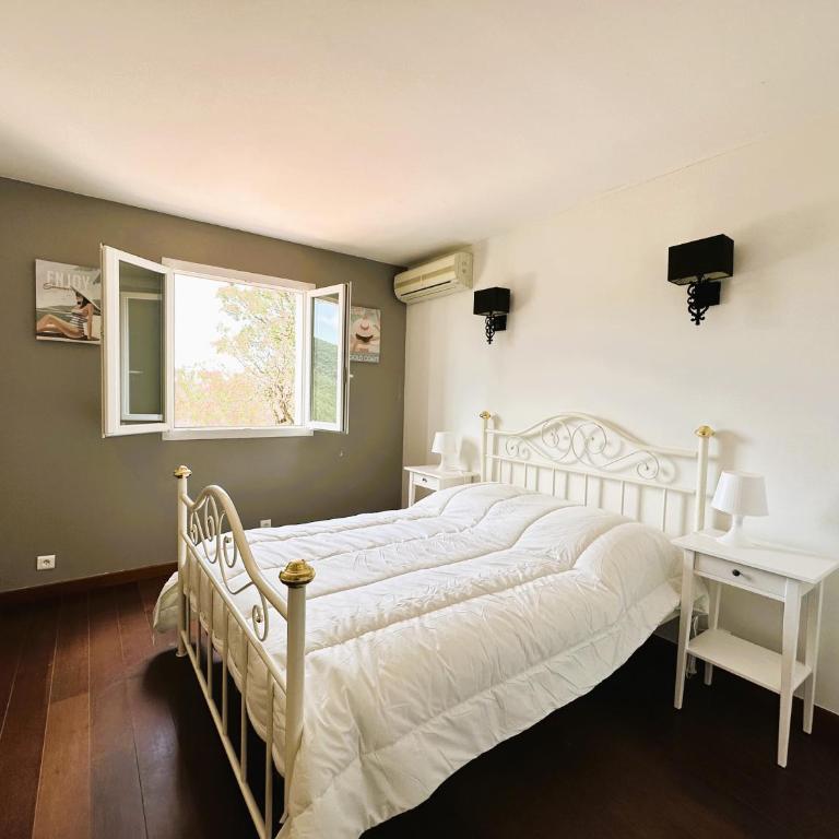 Villa CORAIL privée et climatisée pour 10 personnes avec piscine et superbe vue mer et collines à La Londe-les-Maures - Maison 5 Chambres - 22