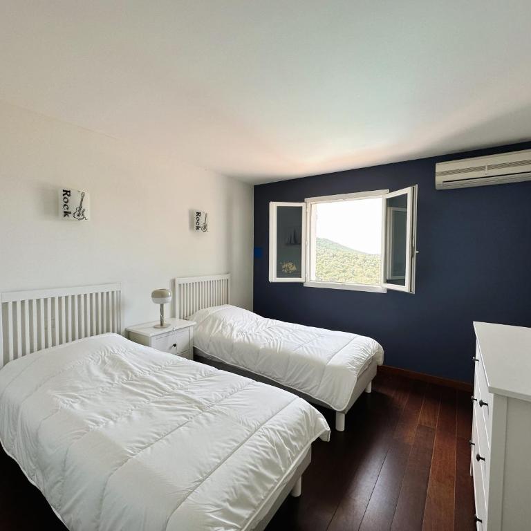 Villa CORAIL privée et climatisée pour 10 personnes avec piscine et superbe vue mer et collines à La Londe-les-Maures - Maison 5 Chambres - 23