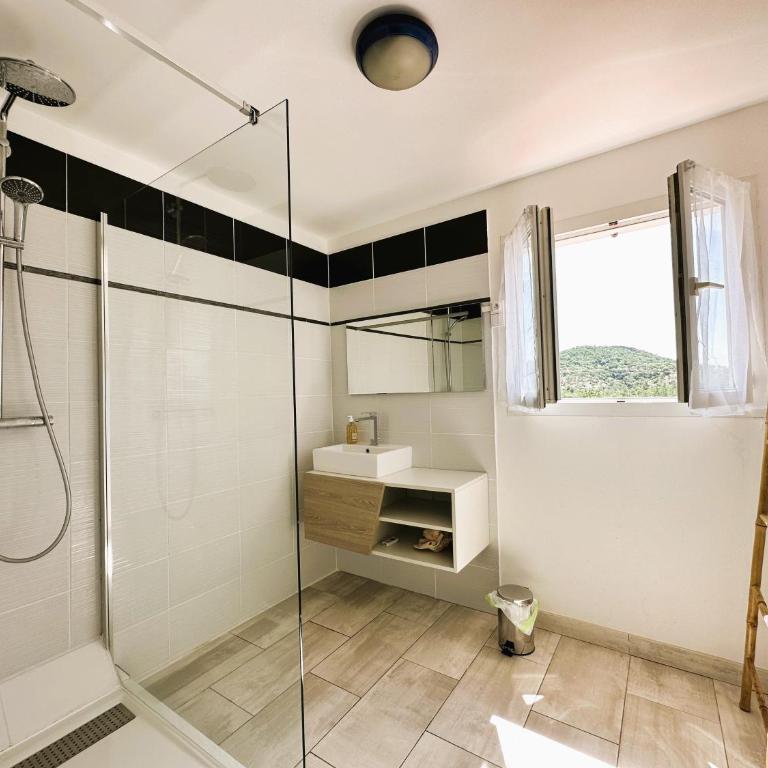 Villa CORAIL privée et climatisée pour 10 personnes avec piscine et superbe vue mer et collines à La Londe-les-Maures - Maison 5 Chambres - 24