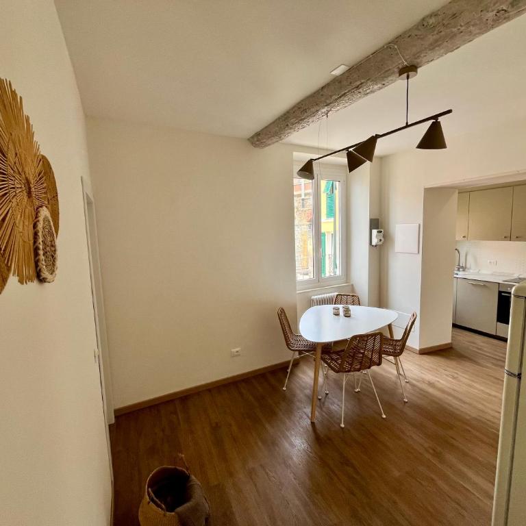 Charming Beach Flat with Seaview - Two-Bedroom Apartment - 6