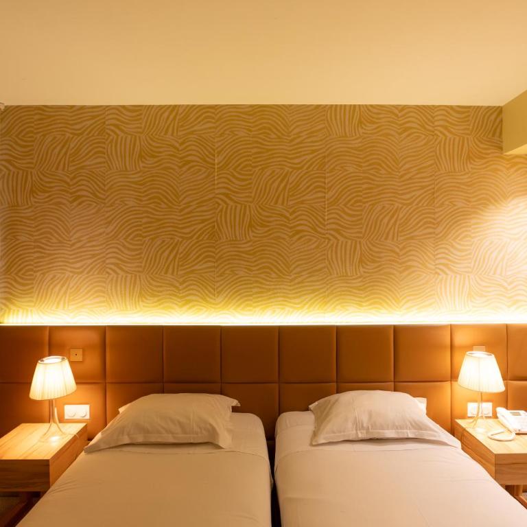Golden Tulip Avignon Le Paradou - Chambre Quadruple Supérieure avec 1 Lit King-Size et 2 Lits Simples - Patio Privé - 1