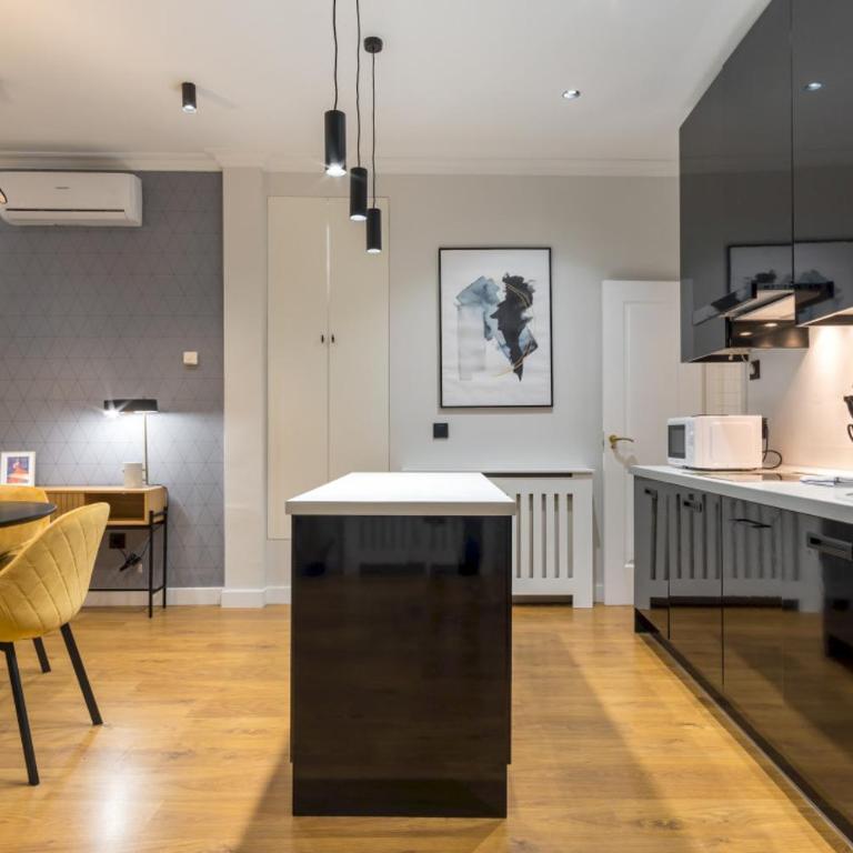 Wide and modern -1 bedroom 15 bathrooms- Malasaña - One-Bedroom Apartment - 15