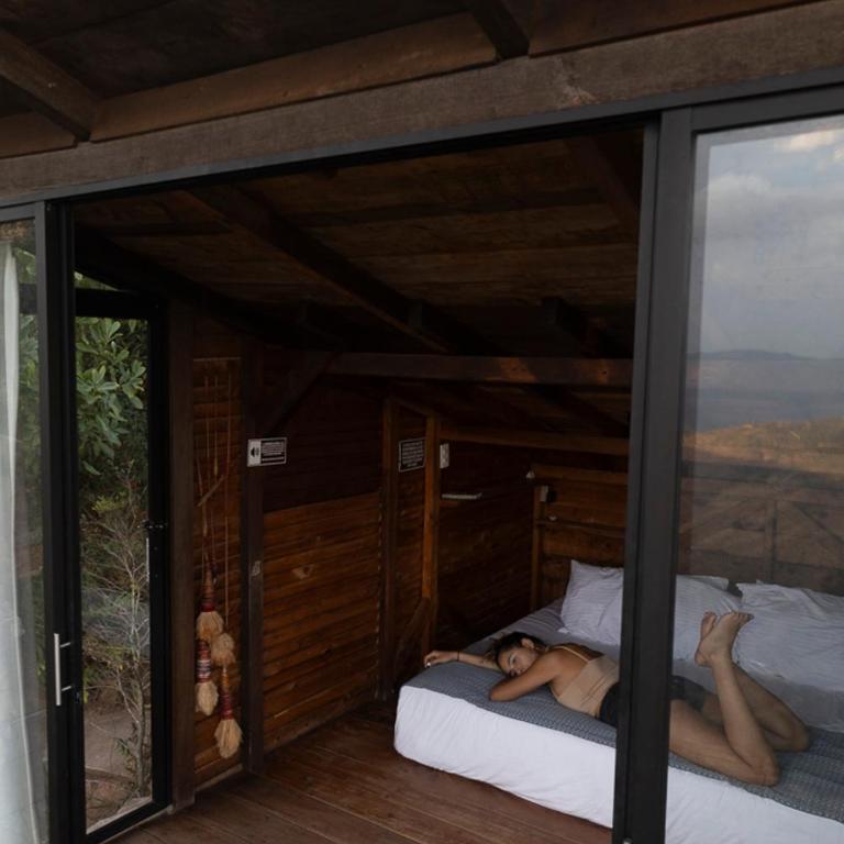 REFUGIO LA ROCA - Habitación con cama extragrande y vistas a la montaña - 9