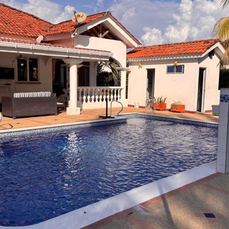 Casa con Air Hockey, Bolirana, Wi-Fi y Piscina - Three-Bedroom Vacation Home - 17