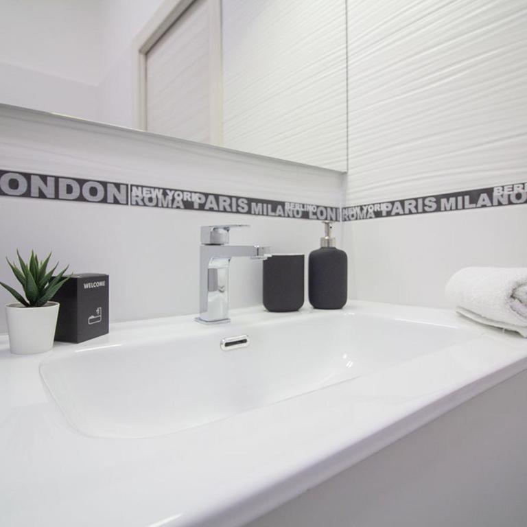 Athena Rooms - Parcheggio privato - Camera Matrimoniale Deluxe con Balcone - 18