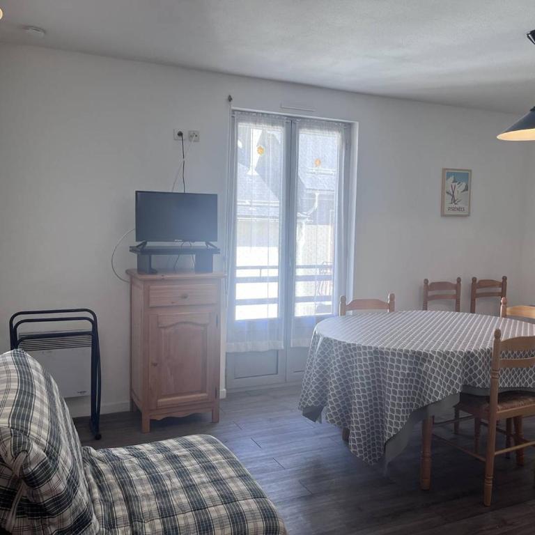 Appartement famille à Cauterets avec balcon, casier à ski, idéal pour 4 personnes - FR-1-812-36 - Appartement - 2