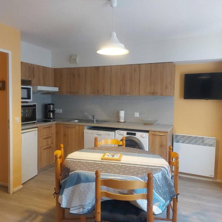 Appartement lumineux avec parking et cellier à skis - FR-1-812-23 - Apartment - 2