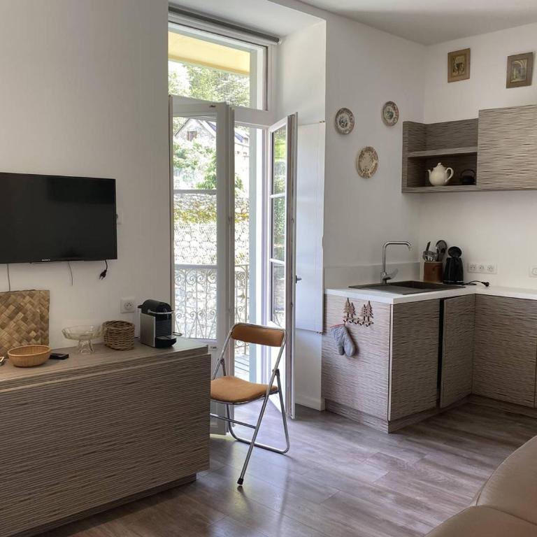 Appartement à Cauterets, proche télécabines, 4 pers, balcon vue montagne - FR-1-812-76 - Apartment - 6
