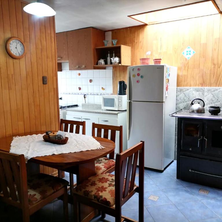 Acogedora casa en el sur de Chile, ubicada en barrio residencial - Three-Bedroom House - 4