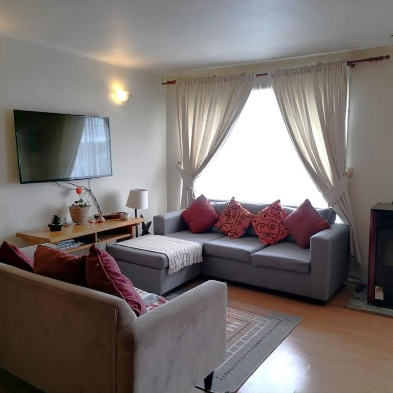 Acogedora casa en el sur de Chile, ubicada en barrio residencial - Three-Bedroom House - 2
