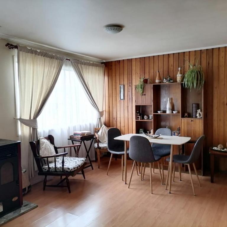 Acogedora casa en el sur de Chile, ubicada en barrio residencial - Three-Bedroom House - 3