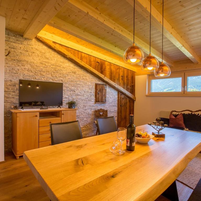 Apartment Wiesenhof - NATUR & WEITBLICK über Innsbruck - Ladestation für Elektroautos - Apartment mit 3 Schlafzimmern und Bergblick - 1