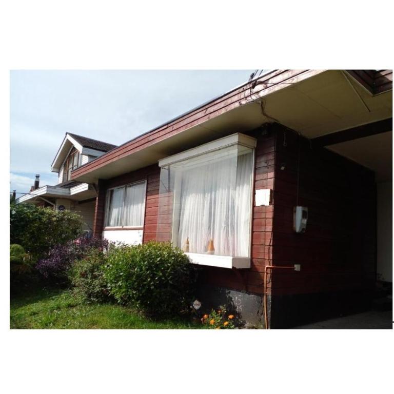 Acogedora casa en el sur de Chile, ubicada en barrio residencial - Three-Bedroom House - 1