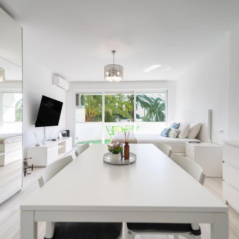 Moderno estudio y piscina a 50 metros de la playa - Apartamento de 1 dormitorio - 2