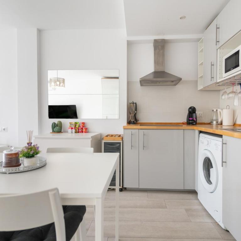 Moderno estudio y piscina a 50 metros de la playa - Apartamento de 1 dormitorio - 8