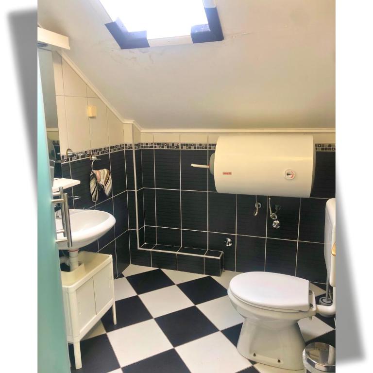 Apartments Djurovic - Double Room with Balcony and Sea View - 15