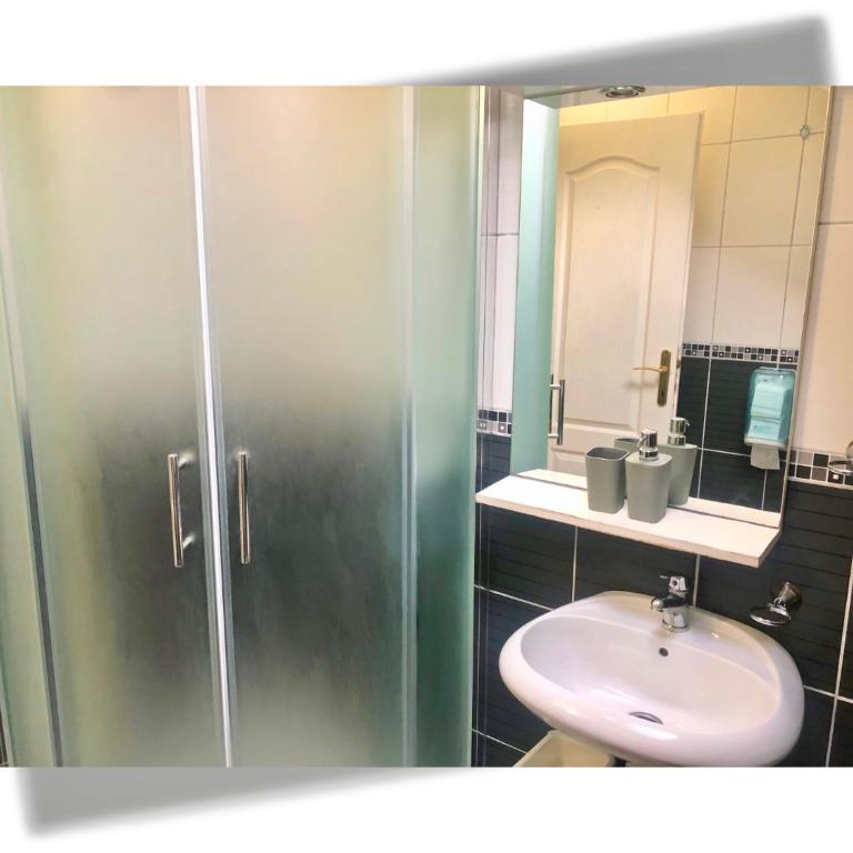 Apartments Djurovic - Double Room with Balcony and Sea View - 14