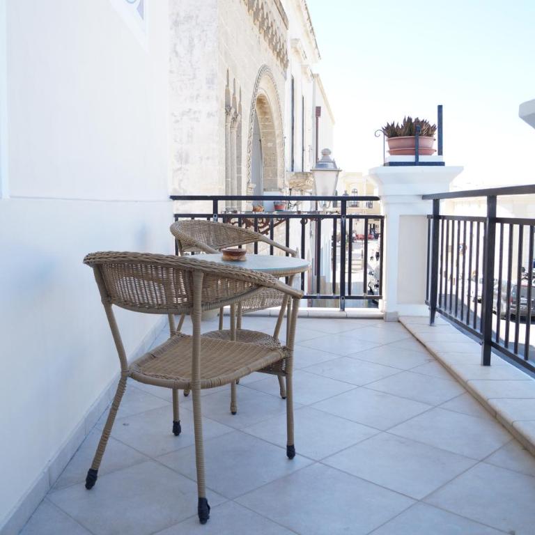 Palazzo Barba - Camera Matrimoniale con Balcone e Vista Mare - 1