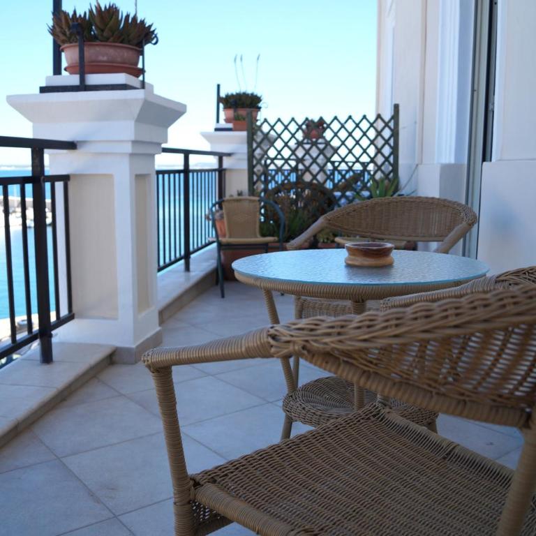 Palazzo Barba - Camera Matrimoniale con Balcone e Vista Mare - 8