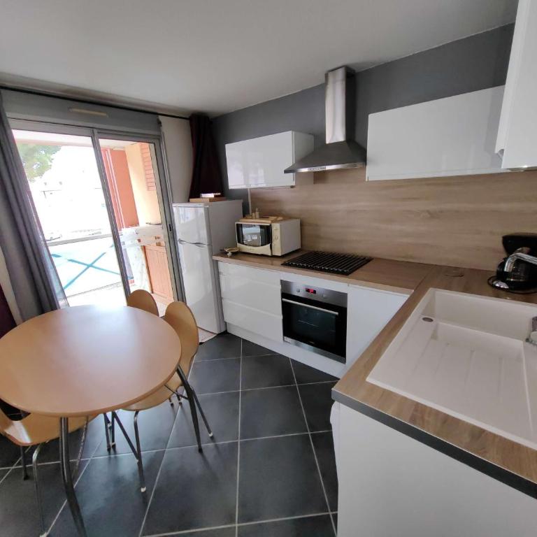 Splendide T3 rénové avec piscine et parking à 100m de la mer, 6 pers, terrasse, WIFI - FR-1-607-206 - Ferienhaus - 16