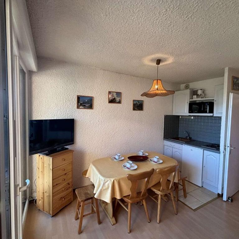 Studio cabine au pied des pistes avec balcon et parking gratuit - Apartment mit 1 Schlafzimmer - 4