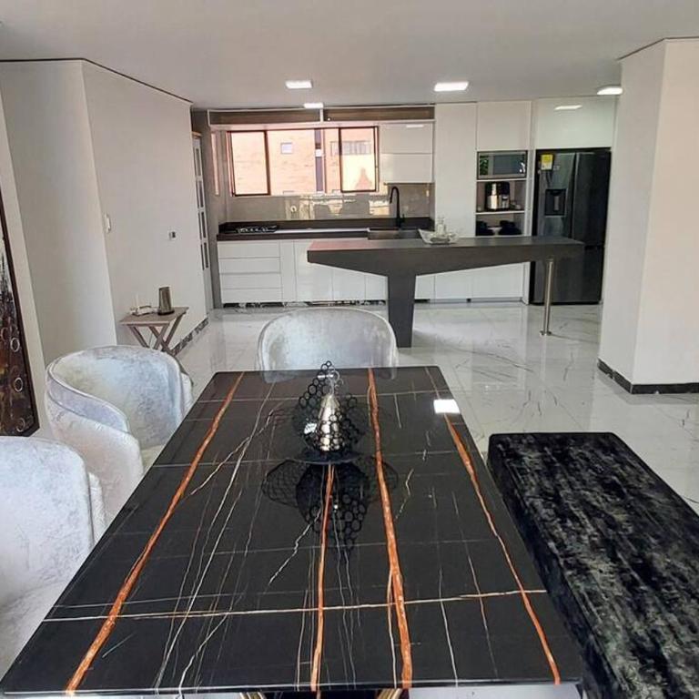 Apartamento Ejecutivo El Poblado Renta Larga 28 dias Amueblado WiFi - Three-Bedroom Apartment - 32
