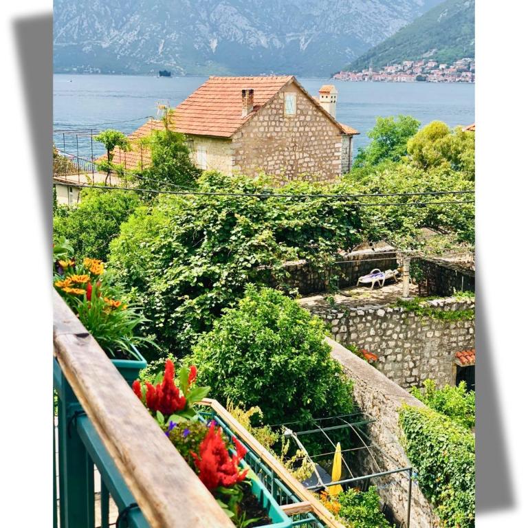 Apartments Djurovic - Double Room with Balcony and Sea View - 19