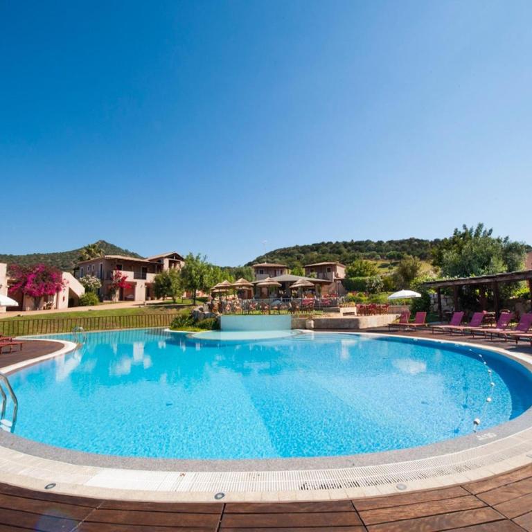 Apartment in residence with pool - One-Bedroom Apartment - 12
