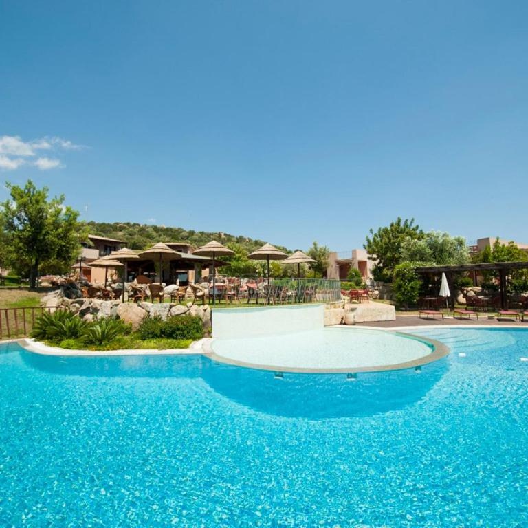 Apartment in residence with pool - One-Bedroom Apartment - 11