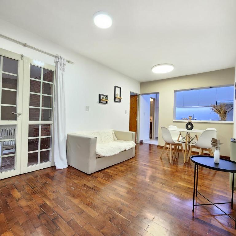 Departamento PB, patio y asador privados - Estacionamiento 24hs y mascotas consultar - Cerca de hotel Quinto Centenario, Nuevocentro shopping, Hospital Clinicas - Apartamento de 1 dormitorio - 10