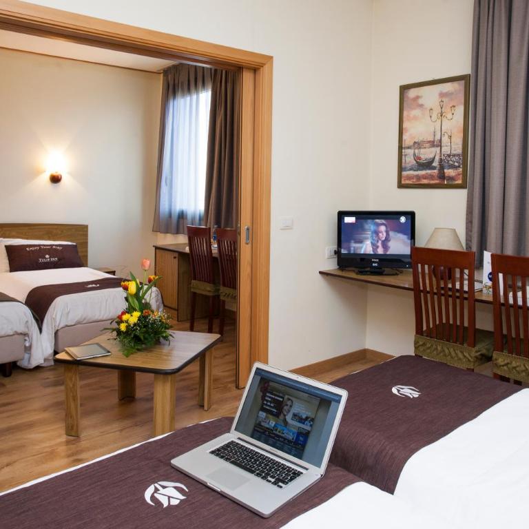 Tulip Inn Padova - Camera Standard con Letto Queen-Size e 2 Divani a Tetto - 1
