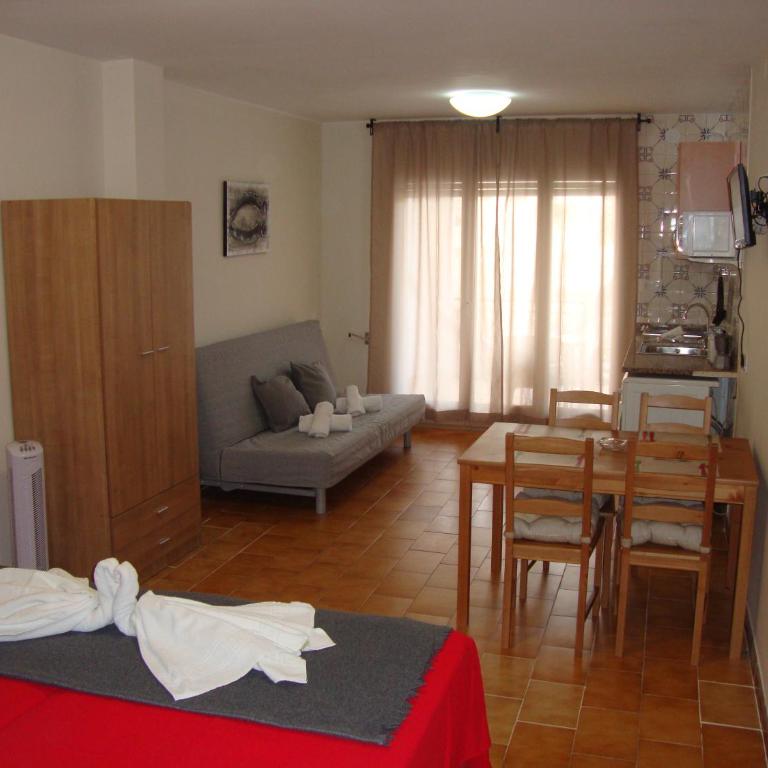 Apartaments Claudi - Estudio Familiar con terraza - 2
