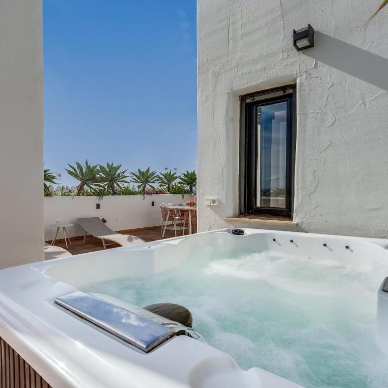 Sea View & Mountain View Apartment with Private Jacuzzi - Sunset Golf, Estepona - Apartamento - 23