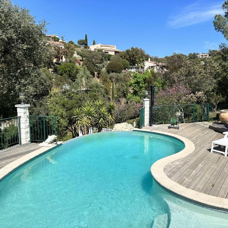 Villa Cigalou pour 8 personnes avec piscine chauffée et petite vue mer au domaine de Valcros à La Londe les Maures - Casa de 4 dormitorios - 2