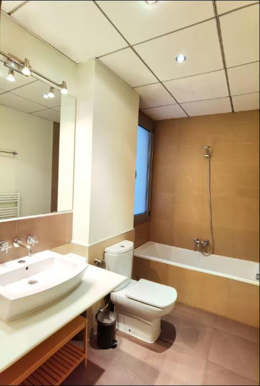 Casa Luxe Suites Barcelona - Three-Bedroom Deluxe Apartment - 8